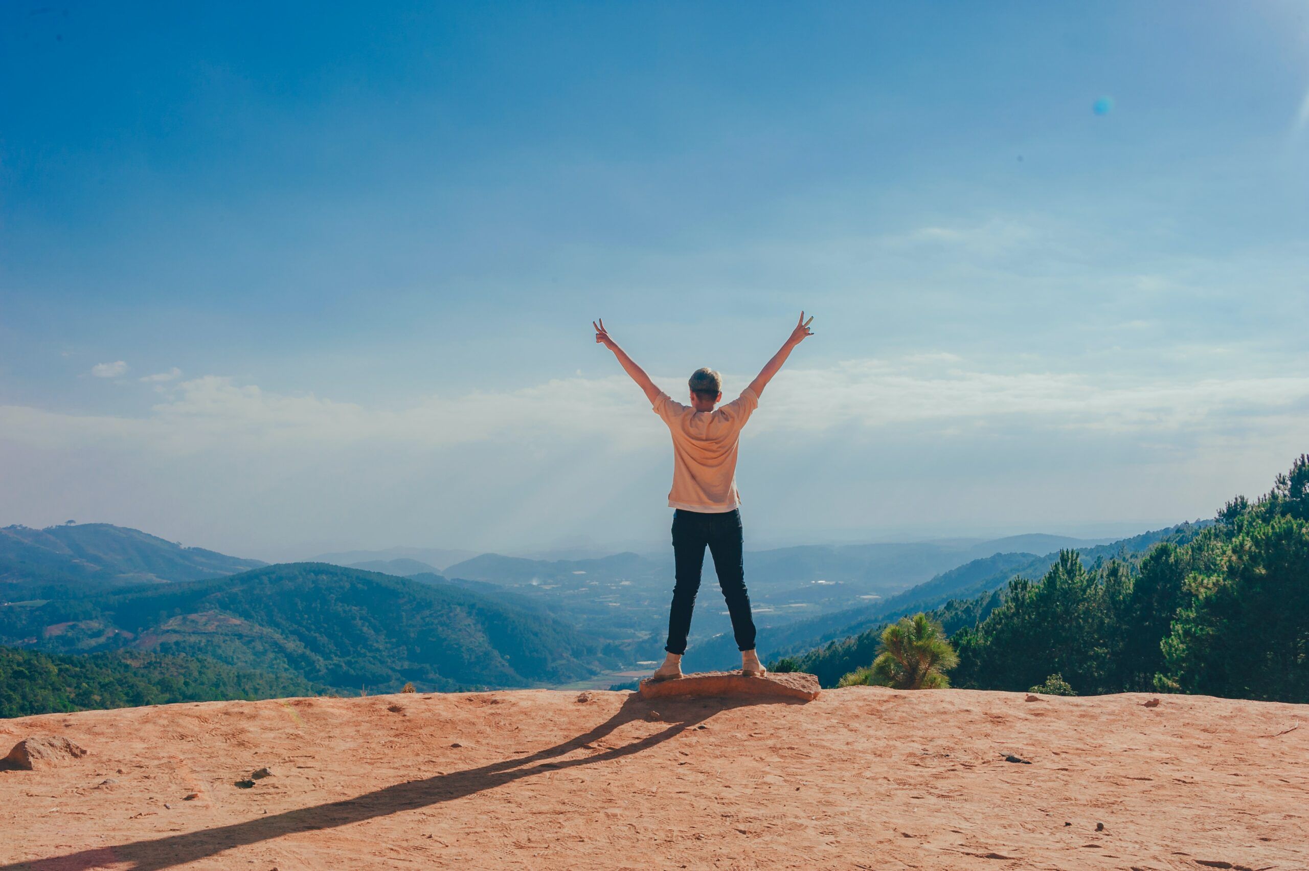 Une personne au sommet d'une montagne. C'est une métaphore pour exprimer qu'elle a réussi à braver les obstacles qui lui empêchait de booster son activité